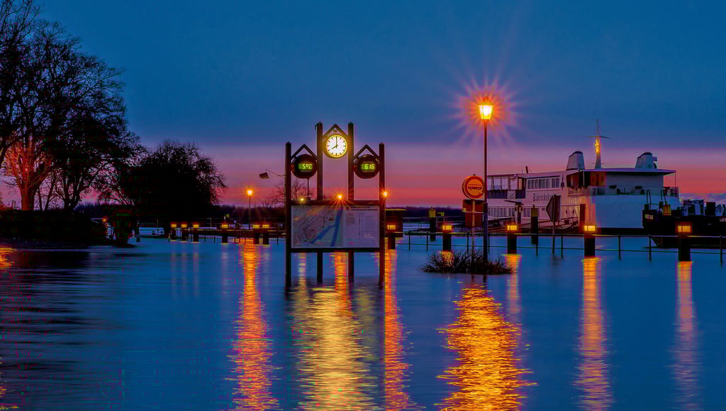 Blick auf den überfluteten Parkplatz am Hafen von Tangermünde.