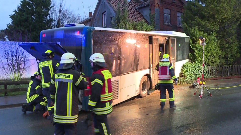 Rettungskräfte arbeiten an der Unfallstelle.