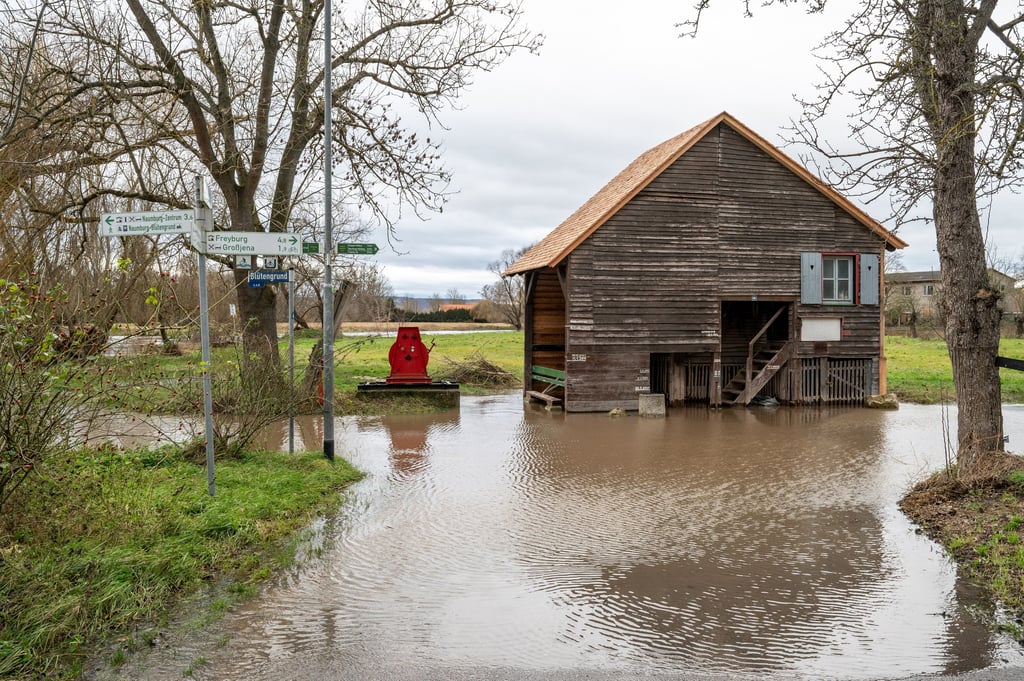 Hochwasser in der Saale-Unstrut-Region - hier am Blütengrund. Die Lage gilt noch immer als angespannt.