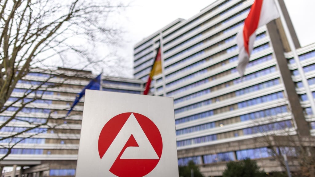 Das Logo der Agentur für Arbeit an einem Gebäude.