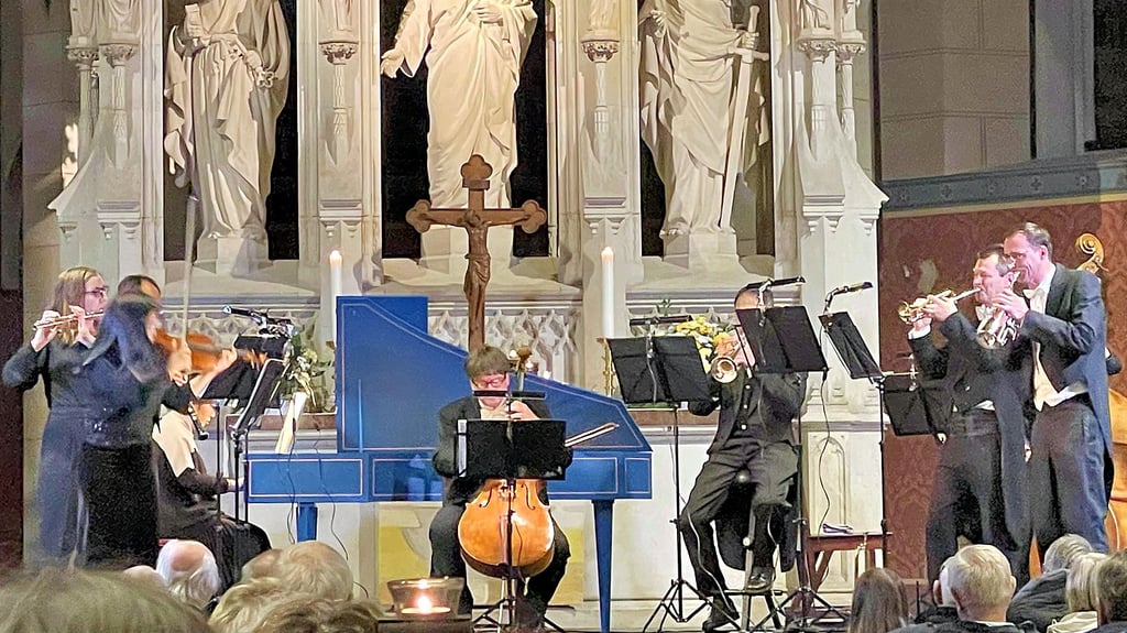 Die Dresdner Bachsolisten begeisterten mit ihrem Silvesterkonzert in der Wittenberger Schlosskirche.