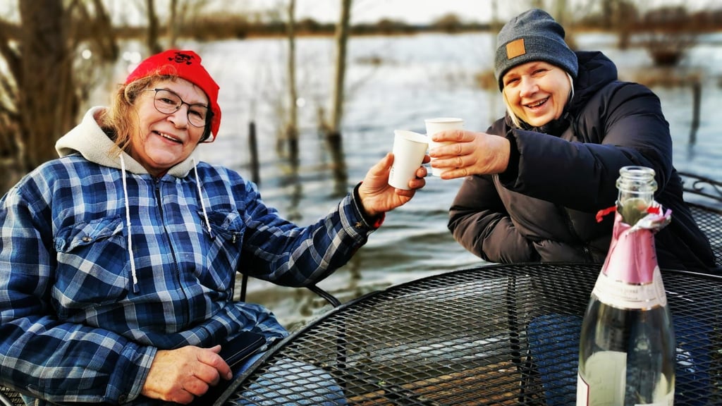 Jetzt fahr’n wir über’n See! Elke Schmidt (links) und Jana Laaß lassen sich von Männerhand über die neue Dobbruner Seenplatte staken.