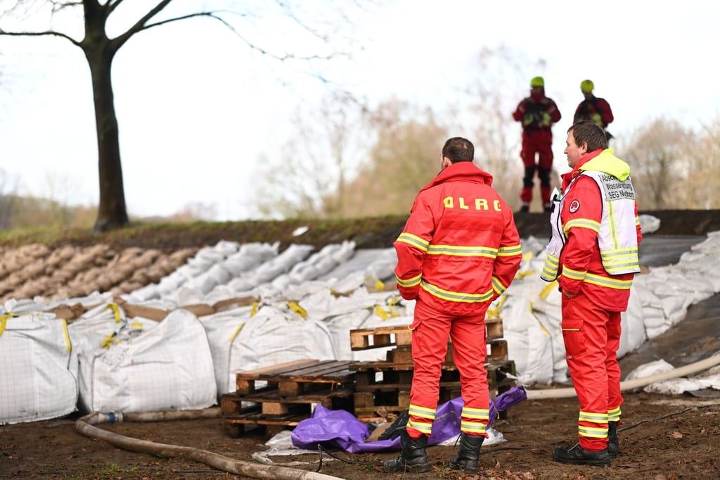 Die Deiche der Ems in der Stadt Meppen werden mit Sandsäcken gesichert.
