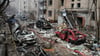 Autowracks, Trümmerteile und zerstörte Wohngebäude - das Resultat eines russischen Raketenangriffs auf die ukrainische Hauptstadt Kiew.