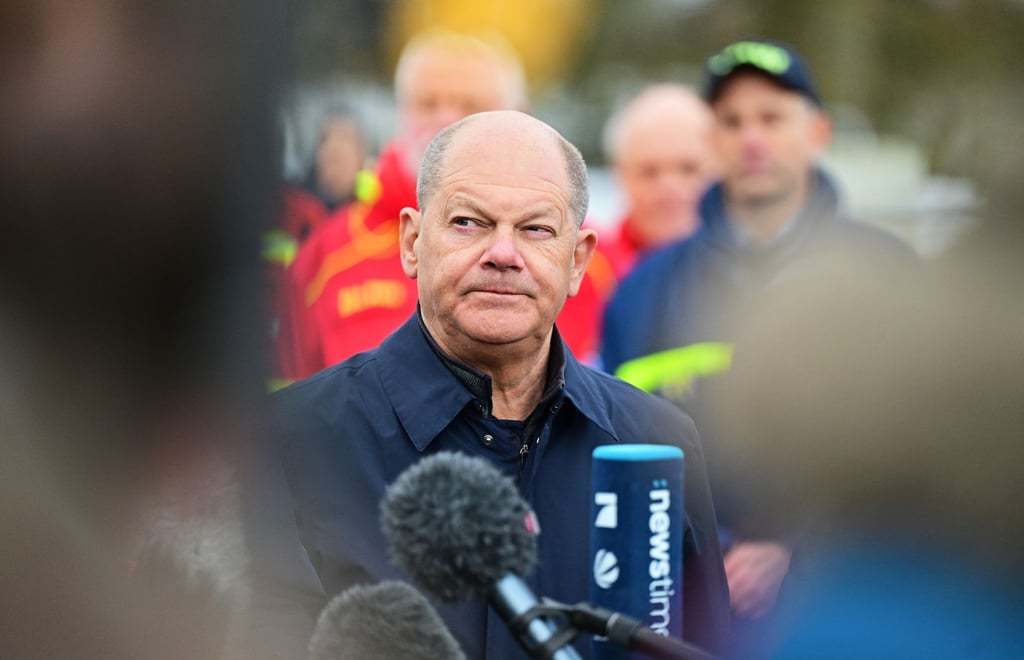 Bundeskanzler Olaf Scholz gibt bei seinem Besuch im Hochwassergebiet ein Pressestatement. Demnächst will er auch betroffene Gebiete in Sachsen-Anhalt besuchen.