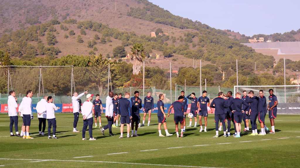 Zeit fürs Kreative: Marco Rose und das Team in La Manga.