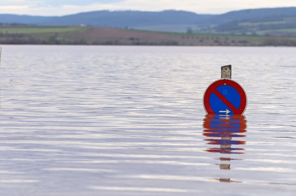 Ein Schild steht im Hochwasser.