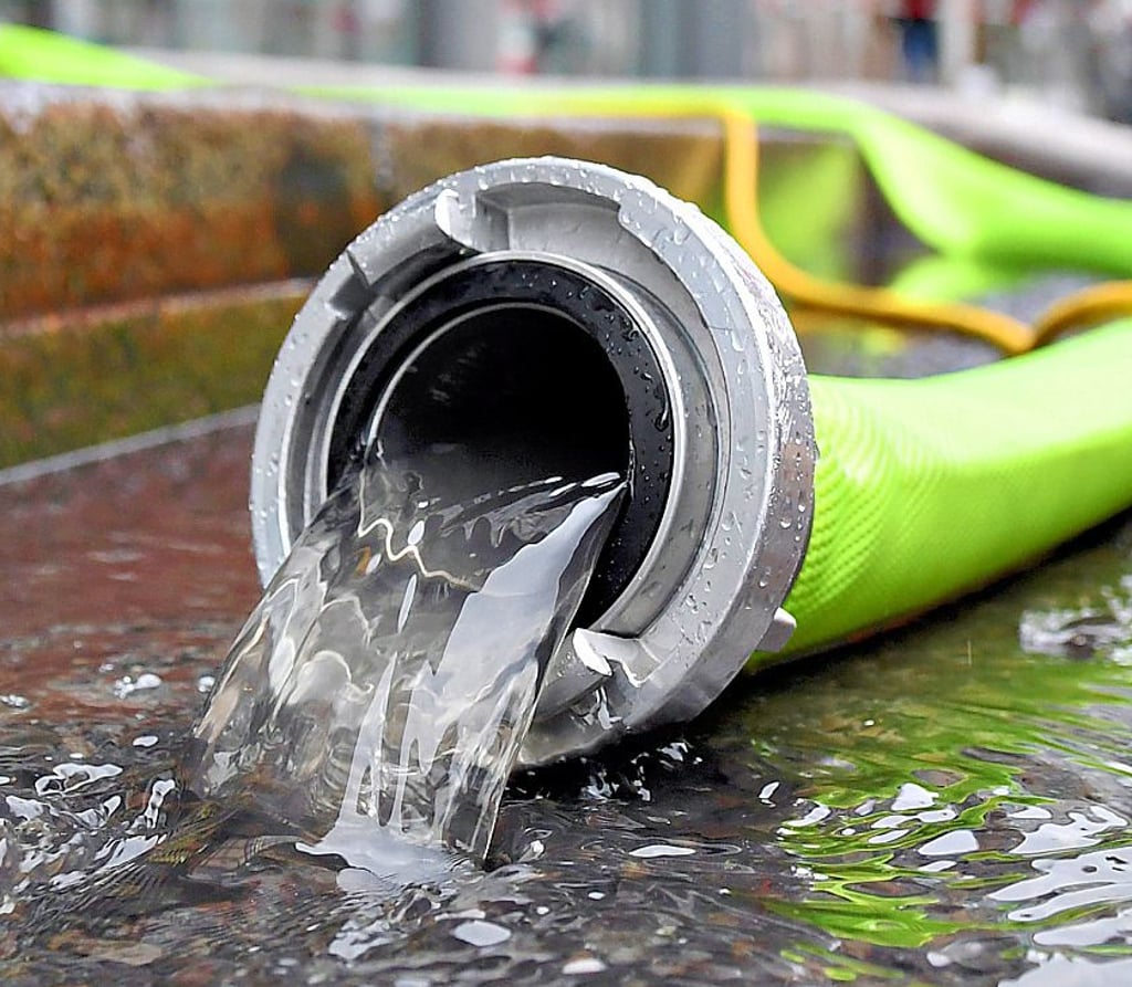 Wenn zu viel Wasser im Keller ist, muss es ausgepumpt werden.