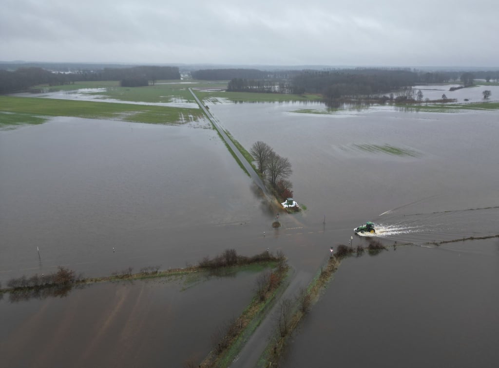 Nachdem der Fluss Ems über die Ufer getreten ist, stehen viele Flächen unter Wasser.