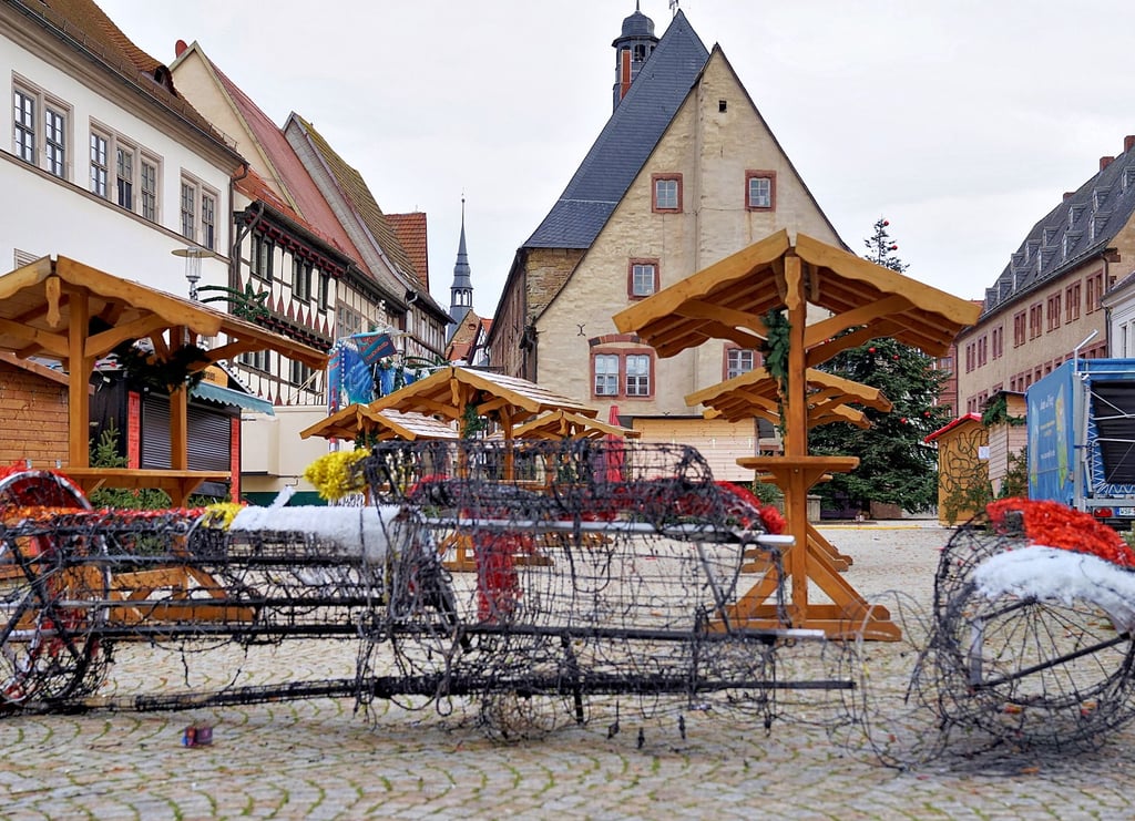Verkohlt und zerstört - die beiden Nussknacker haben die Silvesternacht in Sangerhausen nicht überstanden.