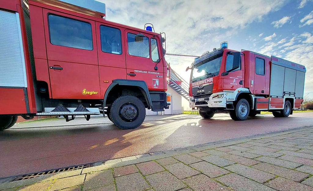 Alt und neu: Sowohl die Feuerwehr Peißen als auch Gütz können sich über ihre neuen Fahrzeuge freuen.