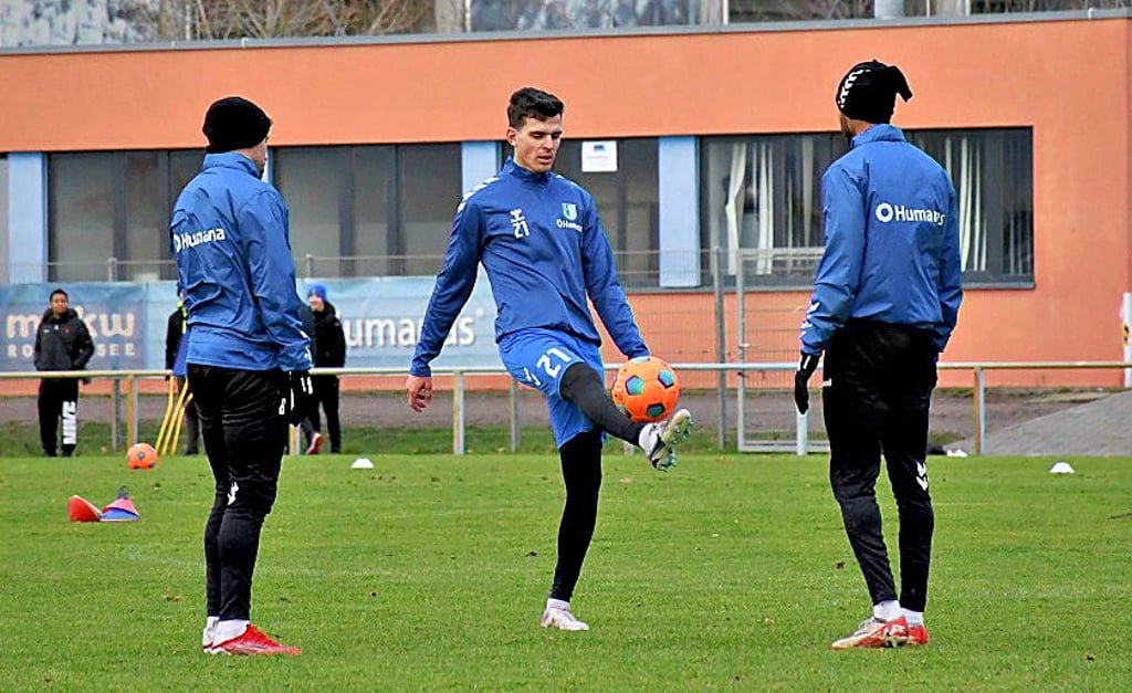 Rückkehrer Tobias Müller hält den Ball in der Luft.