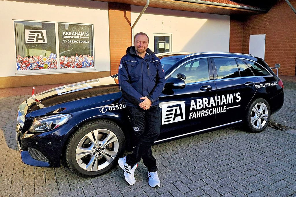 Eike Abraham vor seiner Fahrschule in Dingelstedt.
