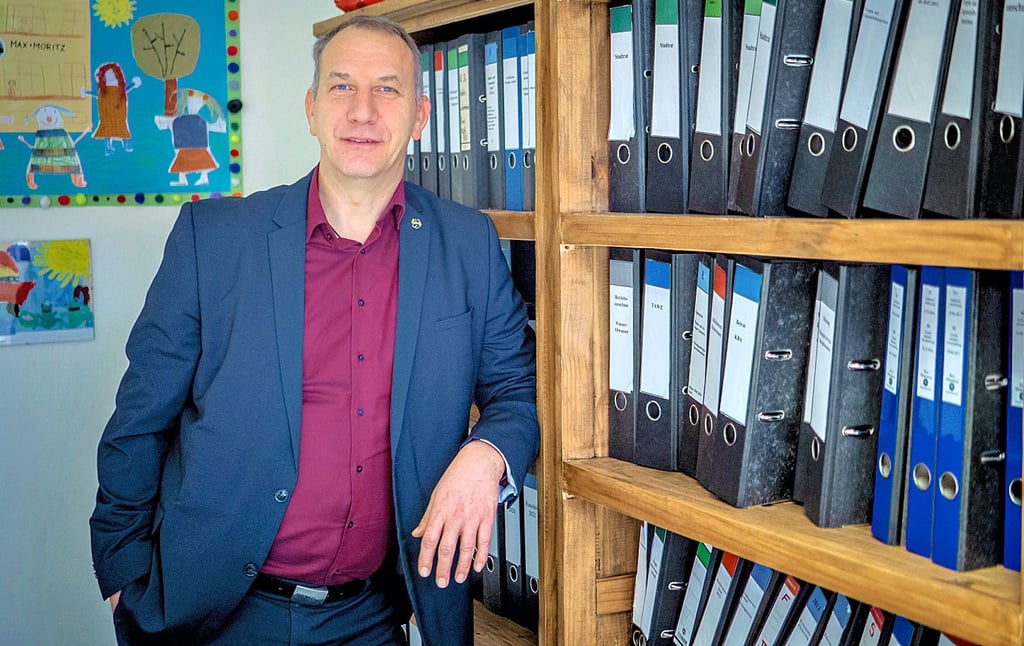 Gommerns Bürgermeister Jens Hünerbein in seinem Büro im Rathaus.