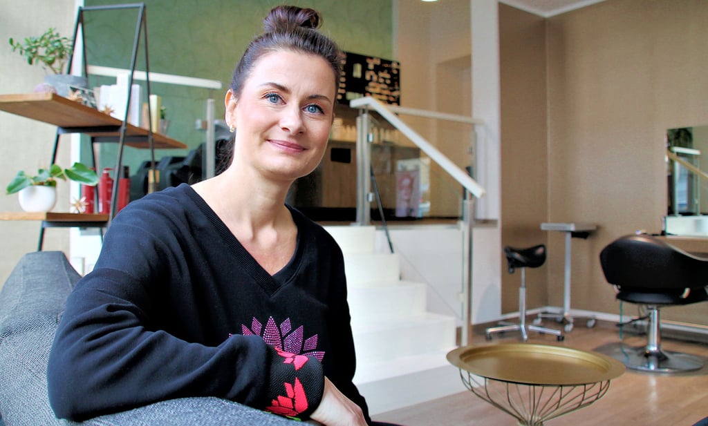 Madlen Duhre im Frieseursalon, den sie sieben Jahre lang geführt und zum Jahresende verkauft hat.