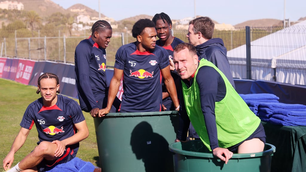 Ab in die Eistonne: RB-Spieler im Trainingslager in Spanien.