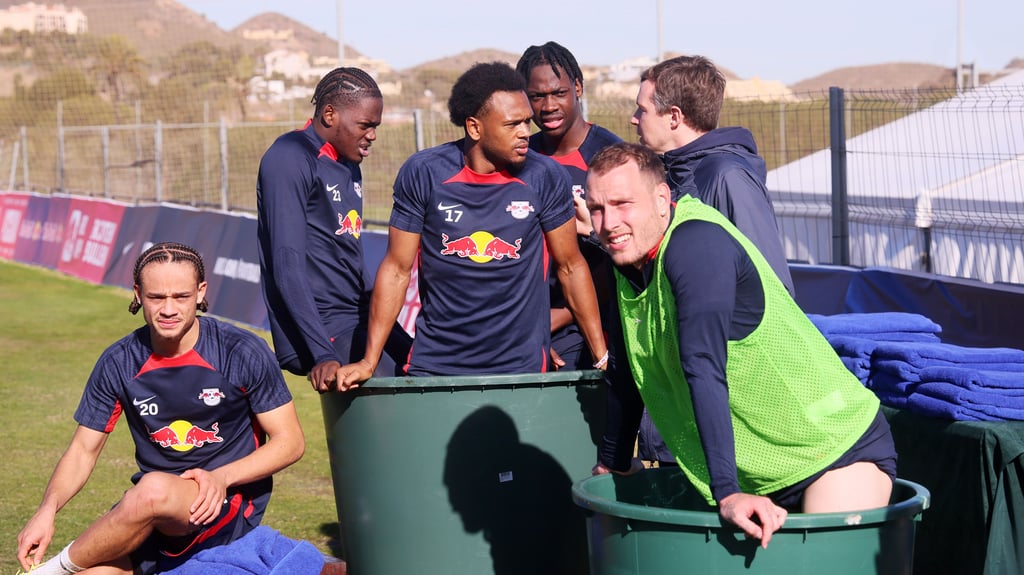 Ab in die Eistonne: RB-Spieler im Trainingslager in Spanien.