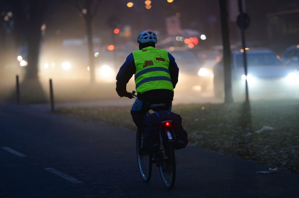 Sicherheit geht vor: Mit einer einfachen Warnweste können Radfahrer ihre Sichtbarkeit im Straßenverkehr um ein Vielfaches erhöhen.