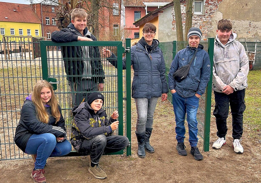 Stolz stehen die Schüler mit ihrer Lehrerin Silvia Springer (dritte von rechts) vor dem Zaun, den sie eigenhändig gebaut haben.