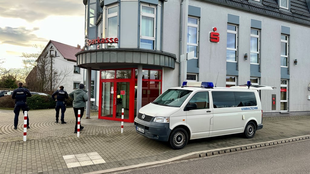 Die Polizei hat die Filiale der Sparkasse abgeriegelt.