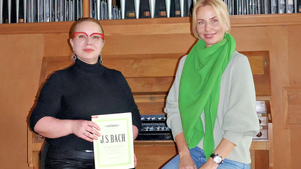Die Pianistinnen Hanna Nikolaieva (links) und Helena Shalaikina sind durch den Krieg in der Ukranine nach Havelberg gekommen.