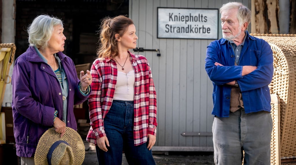 Eva (Jennifer Ulrich, M) möchte die Werkstatt von Hinrich (Hermann Beyer) übernehmen und bekommt Unterstützung von Hinrichs Ex-Frau Heide (Jutta Wachowiak).