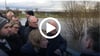 Bundeskanzler Olaf Scholz lässt sich von Landrat André Schröder die Lage im Hochwassergebiet in Mansfeld-Südharz erklären.