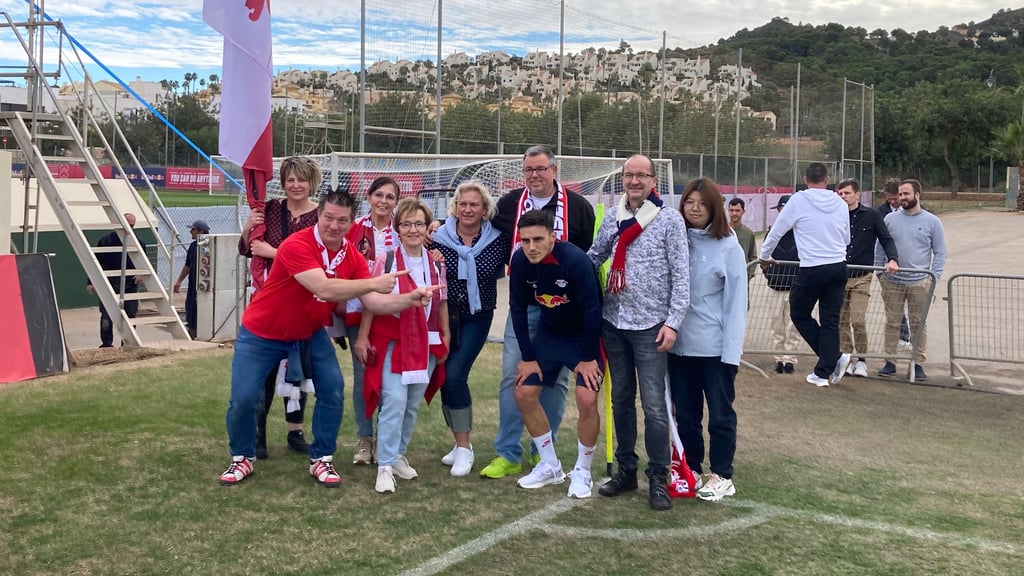 Gruppenbild mit dem Zugang: Eljif Elmas.