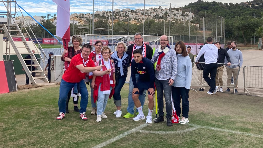 Gruppenbild mit dem Zugang: Eljif Elmas.