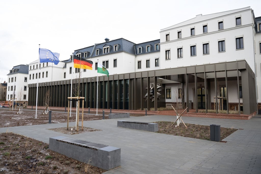 Fahnen wehen vor dem Sächsischen Rechnungshof im Wind.