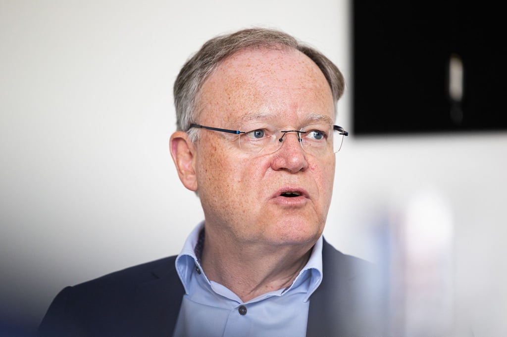 Stephan Weil (SPD), Ministerpräsident von Niedersachsen, sitzt in seinem Büro in der Staatskanzlei.