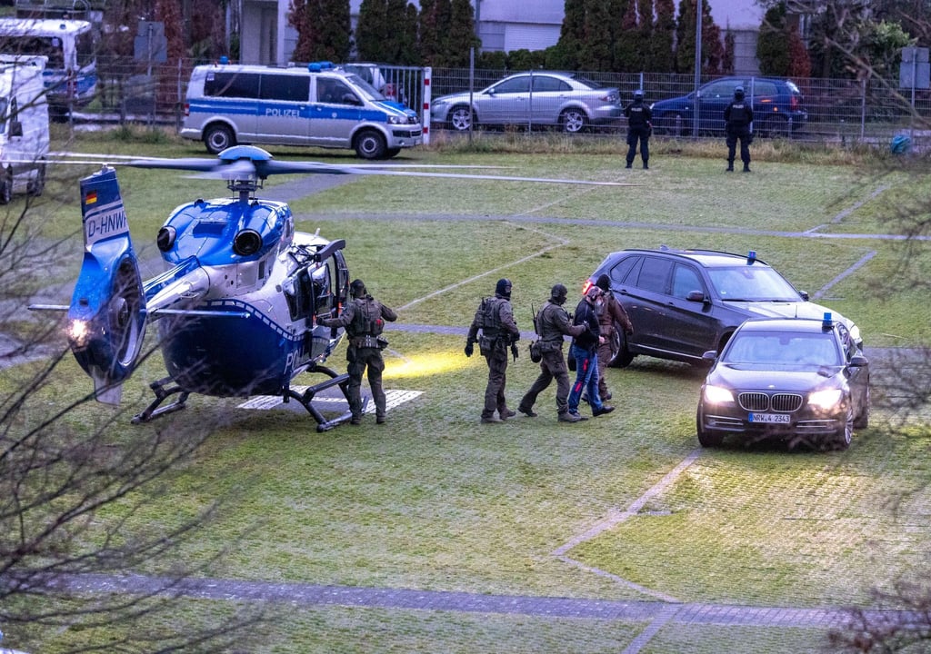 Unter höchsten Sicherheitsvorkehrungen wurde der Angeklagte Thomas Drach (2.v.r) aus der JVA Ossendorf zu seiner Verhandlung im Kölner Landgericht geflogen.