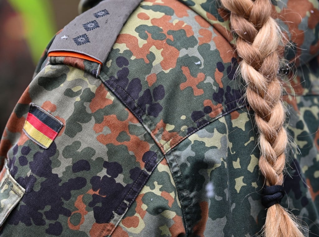 Eine Frau trägt eine Uniform der Bundeswehr.