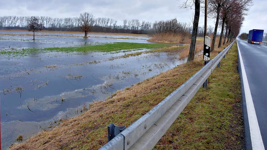 Von der Straße zwischen Rätzlingen und Miesterhorst aus sind auf beiden Seiten große Wasserflächen auf den Wiesen und Äckern zu sehen. Viele Gräben sind übergelaufen.
