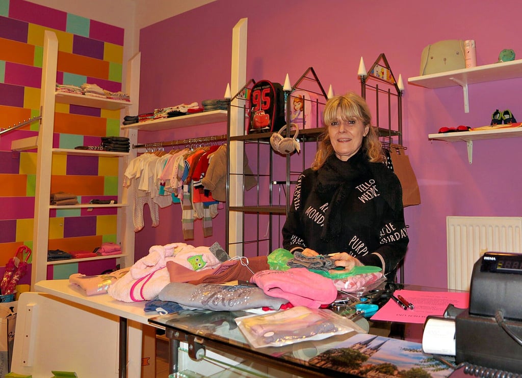 Silke Wrusch steht am Verkaufstisch in Magdeburg-Sudenburg. Die Regale sind für den Umzug schon fast leergeräumt.