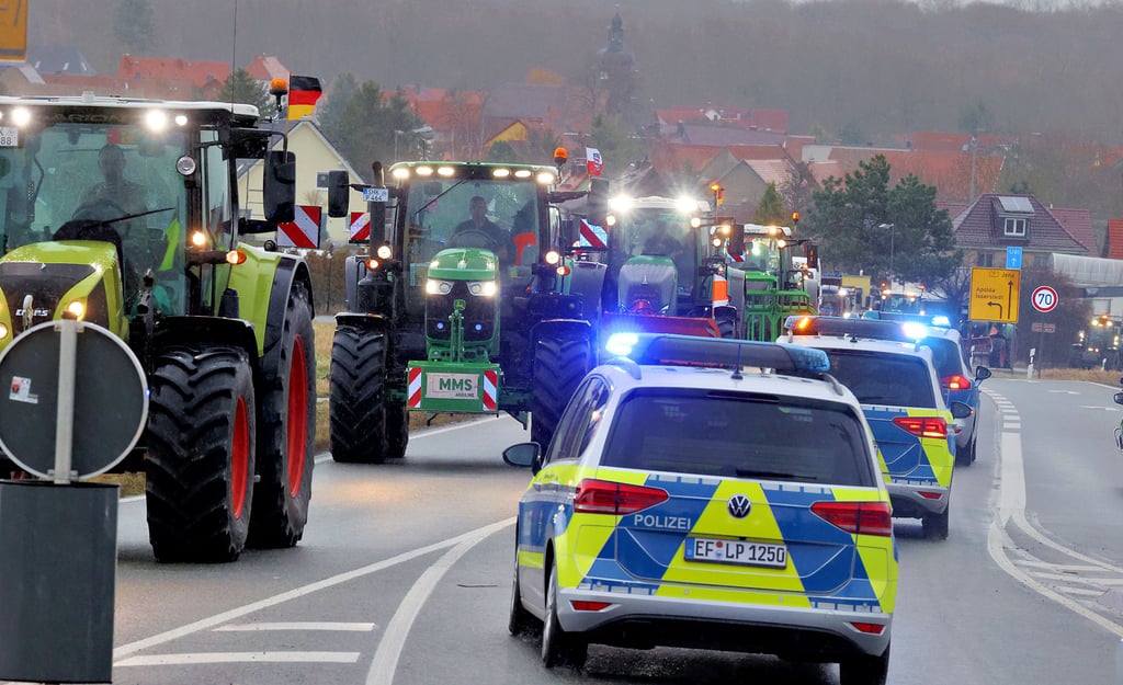 Die bundesweiten Proteste gegen die Agrarpolitik der Bundesregierung rollen an. Hier sind Bauern am Donnerstag auf der B7 in Thüringen unterwegs.
