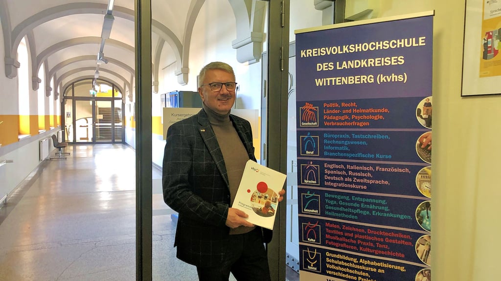 Thomas Sagner, Direktor der Wittenberger Kreisvolkshochschule, mit dem Programm für das neue Semester