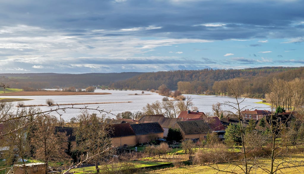 Blick auf das Hochwasser der Unstrut bei Wennungen. Im nahegelegenen Wangen herrschte am Mittwochnachmittag Alarmstufe drei.