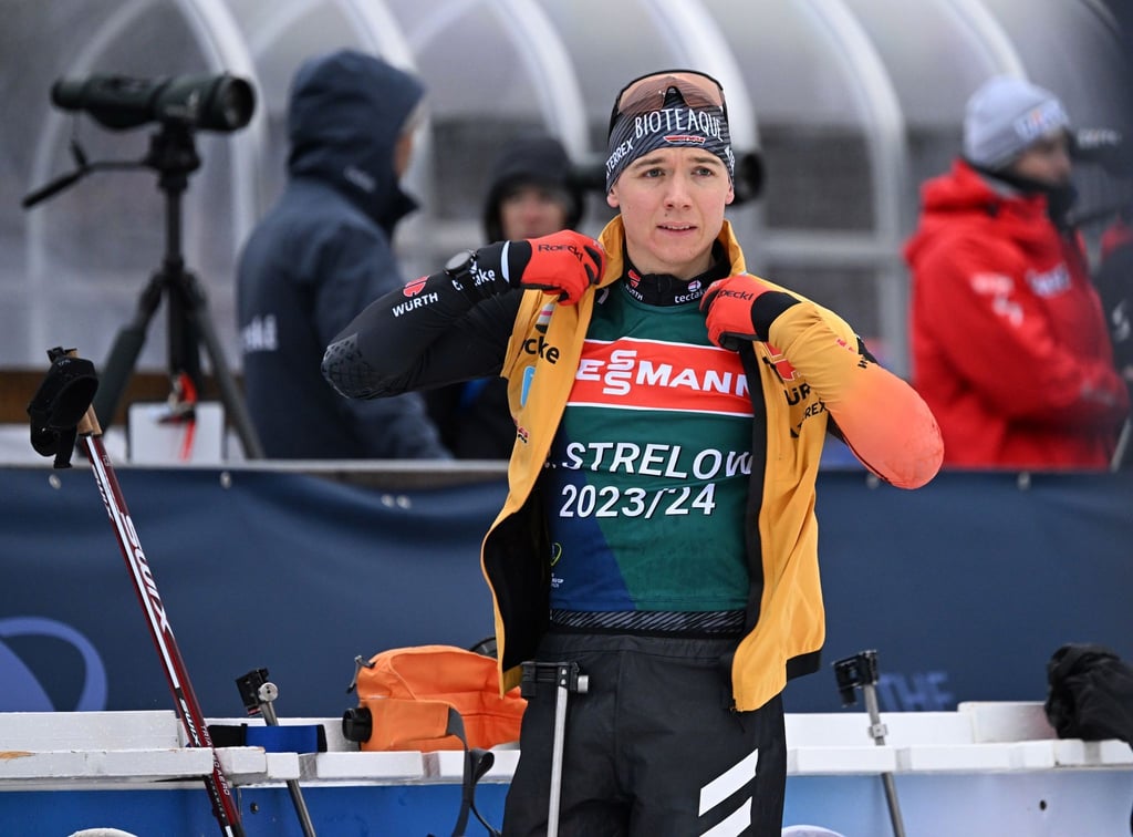 Justus Strelow aus Deutschland trainiert am Schießstand vor dem Biathlon-Weltcup.