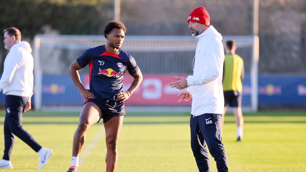 Trainer Marco Rose (r.) im Gespräch mit Lois Openda.