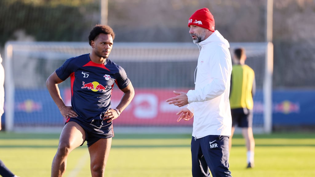 Trainer Marco Rose (r.) im Gespräch mit Lois Openda.