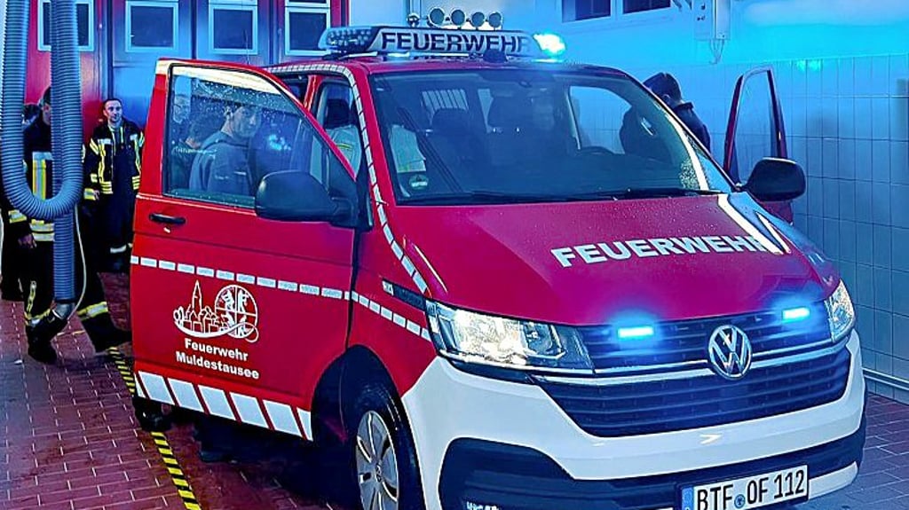Der neue Mannschaftstransportwagen steht für die Ortsfeuerwehr in Friedersdorf bereit.