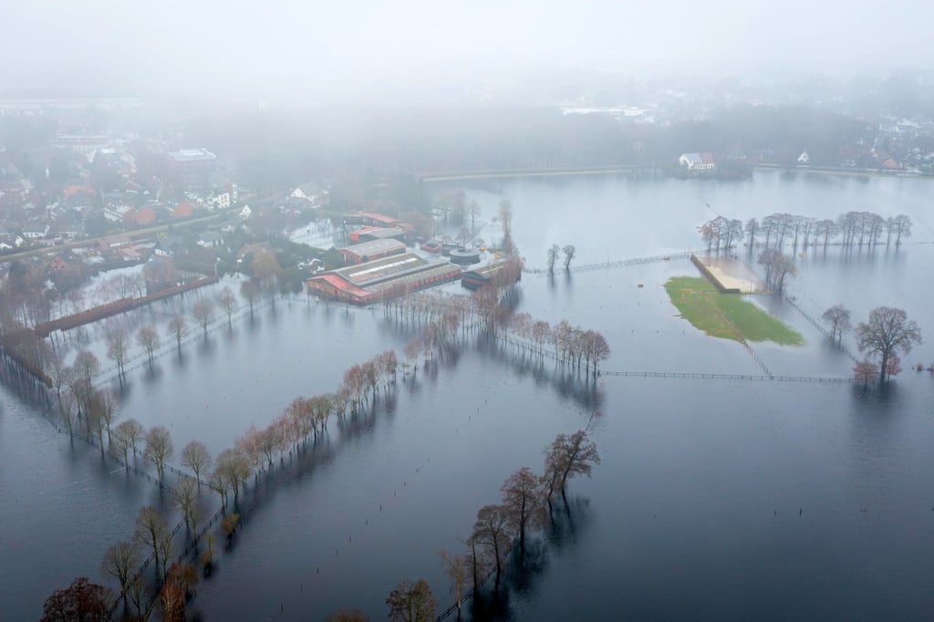 Wasser steht auf den Wiesen einer Reitanlage (Foto mit einer Drohne aufgenommen).
