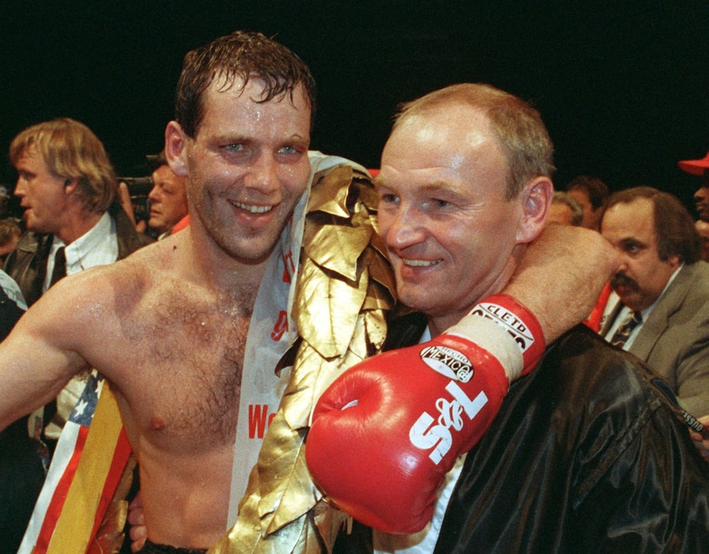 Box-Weltmeister Henry Maske (l) und sein Trainer Manfred Wolke lachen bei der Siegerehrung.