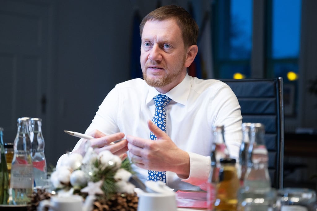 Michael Kretschmer (CDU), Ministerpräsident von Sachsen, sitzt in seinem Büro in der Sächsischen Staatskanzlei.
