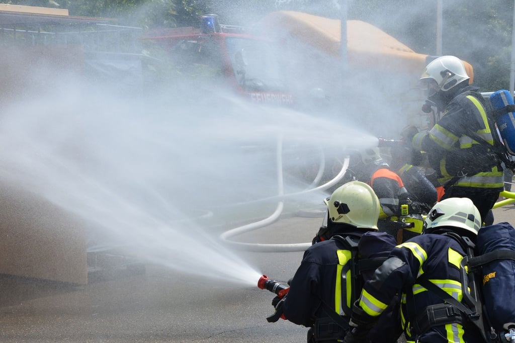 Autofahrer mussten sich auf B1 Richtung Magdeburg auf eine Vollsperrung einstellen. Dort kam es auf der Bundesstraße zwischen Morsleben und Helmstedt zu einem Feuerwehreinsatz. Symbolbild: