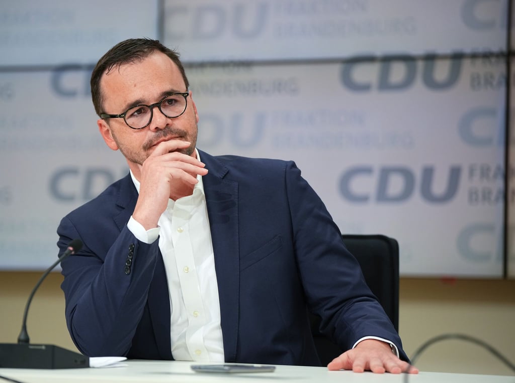 Jan Redmann, Brandenburger CDU-Fraktionsvorsitzender, spricht während einer Pressekonferenz.