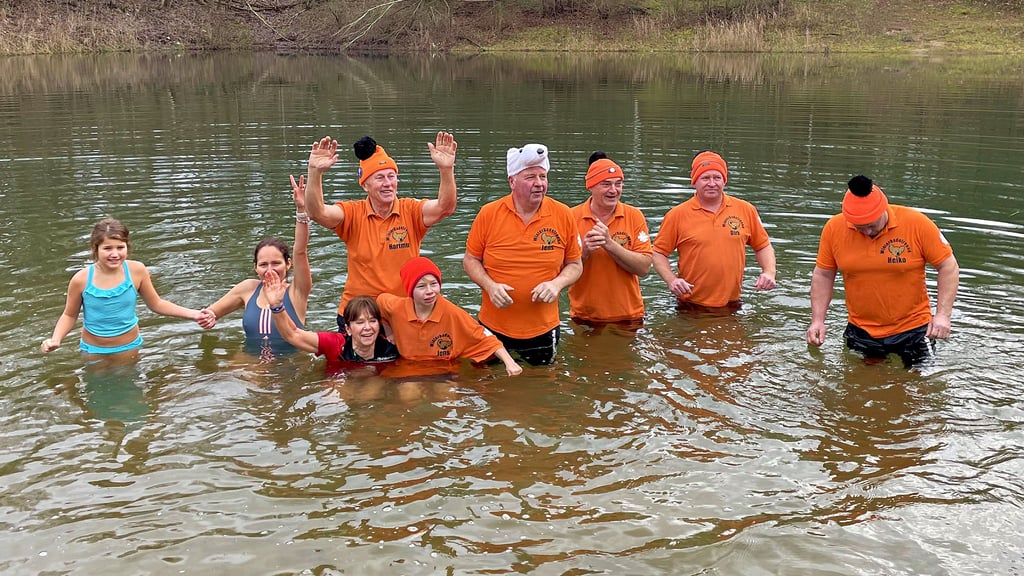 Das Eisbaden am Neujahrstag hat im Ferchländer Feuerlöschteich Tradition. Jüngste Teilnehmerin war die achtjährige Amelie Heidel (l.).