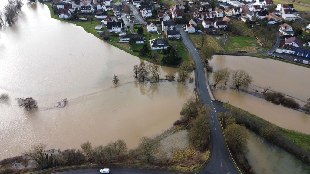 Hochwasser im Landkreis Marburg-Biedenkopf. Die Lahn ist weit über ihre Ufer getreten. Auch in Hessen ist die Hochwasserlage angespannt.