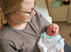 Mathilda Erika Philipp, die mächtig müde ist (hier mit Mama Lisa-Marie Kaiser), erblickte am 2. Januar als erstes Kind des Jahres 2024 im Altmark-Klinikum Salzwedel das Licht der Welt. 